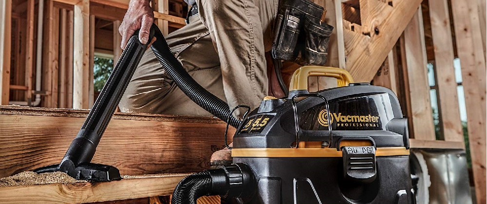 What is the difference between a wet and dry vacuum cleaner?