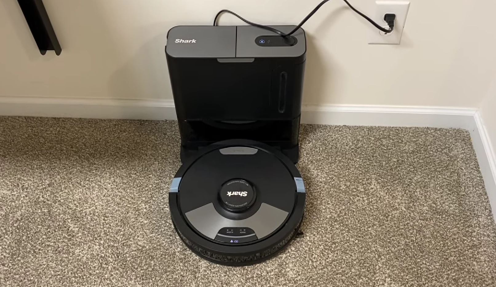 Shark AI Ultra vs Roomba J7+ Robot Vacuum Comparison